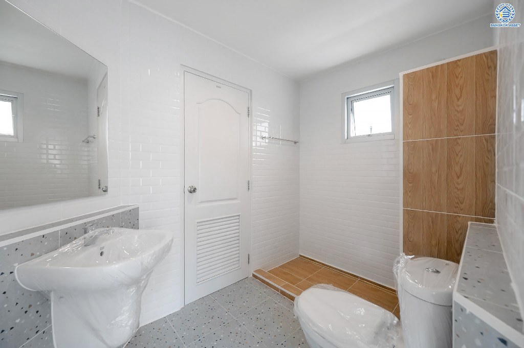 บ้านมือสองตกแต่งใหม่ โครงการ พฤกษ์ลดา พุทธสาคร หลังริม เนื้อที่ 54.50 ตร.ว. ฟังก์ชัน 3 ห้องนอน 2 ห้องน้ำ 2 ที่จอดรถ สภาพแวดล้อมโครงการร่มรื่น บนทำเลเดินทางสะดวก ติดถนนพุทธสาคร เชื่อมต่อถนนเพชรเกษม ถนนพุทธมณฑลสาย4 ถนนบรมราชชนนี ใกล้รถไฟฟ้าสายสีน้ำเงิน "สถานีหลักสอง"